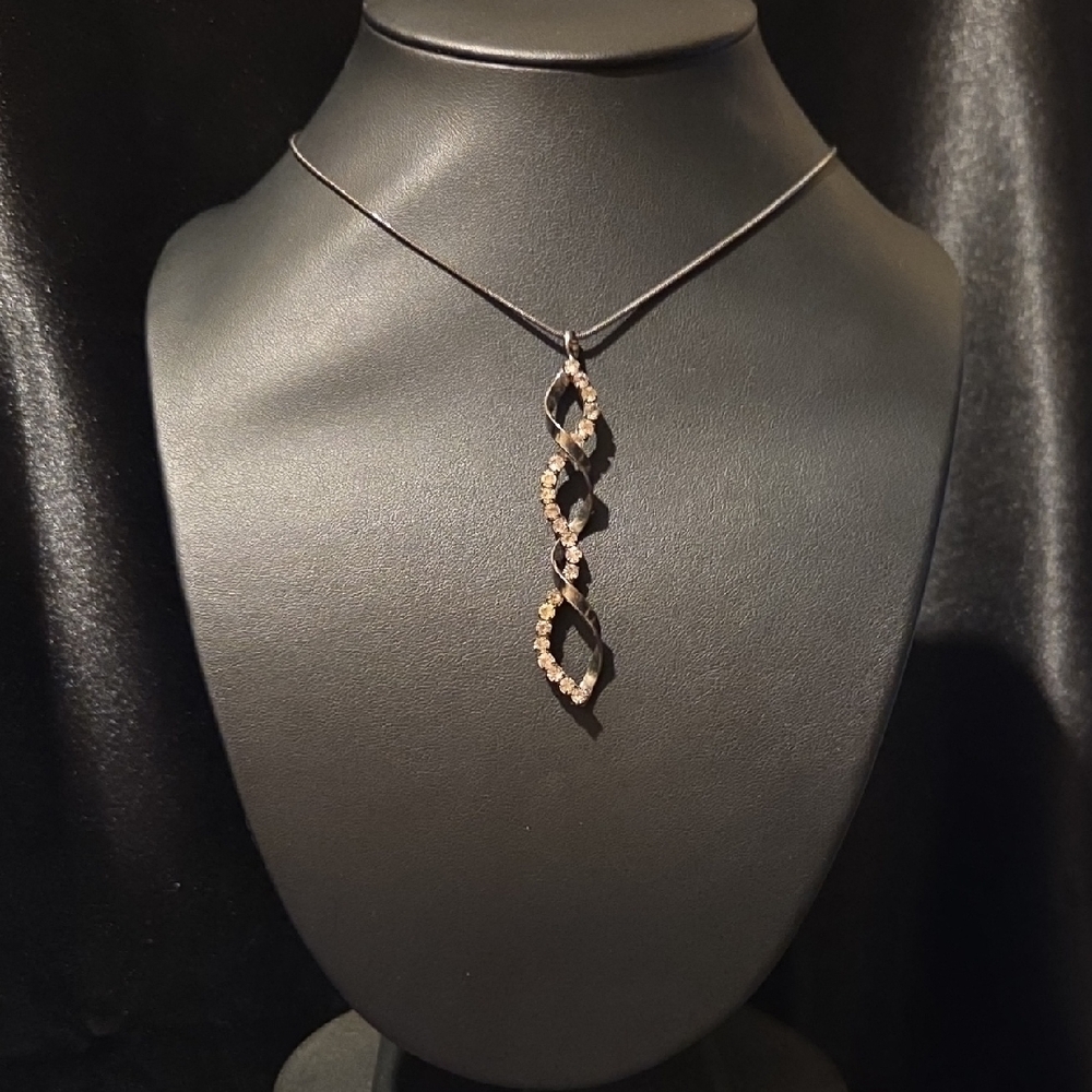 Elegant Twisted Rhinestone Pendant Necklace